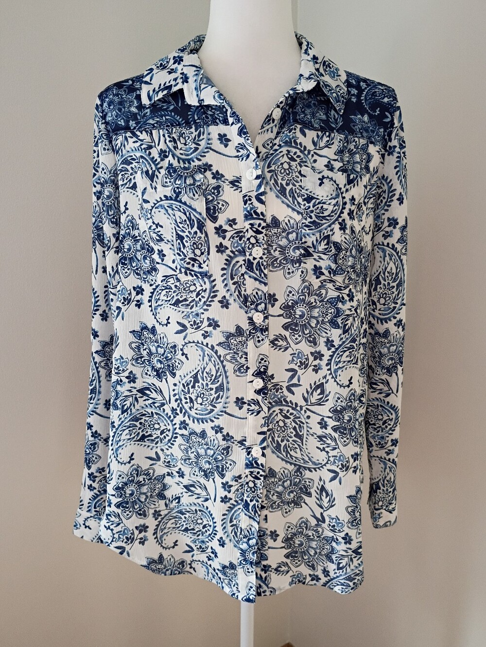 Charlie B Blue And White Floral Crinkly Button Down Blouse Size Small